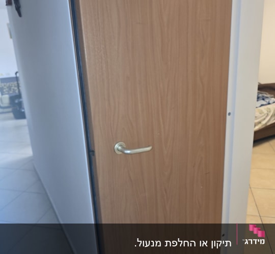 דלת עץ עם ידית מתכת במסדרון ביתי